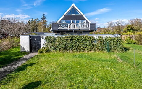 Eikka - 100M from the Sea: Græs, Hjem, Sommerhus, Stuehus, Estate, Have, Lawn, Veranda, Landscaping, Gård