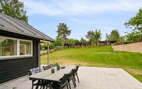 Norna - 350M from the Sea: Gulvbelægning, Sanitærarmatur, Etage, Indretning, Badeværelse, Toilet, Vvs, Håndvask, Badeværelsesskab, Tap
