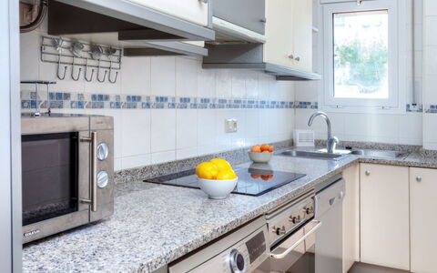 Cap Ras Ii: Countertop, Ejendom, Køkken, Værelse, Hvid, Cabinetry, Møbel, Gul, Flise, Indretning