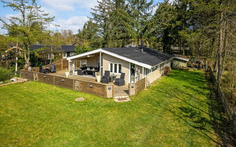 Livni - from the Sea: Sommerhus, Backyard, Gård, Garden Bygninger, Skur, Sidespor, Udendørs Møbler, Bjælkehytte, Udendørs Struktur, Hytte