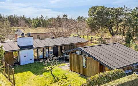 Amarie - 1Km from the Sea: Hus, Hjem, Tag, Boligområde, Sommerhus, Estate, Stuehus, Lawn, Landscaping, Sidespor