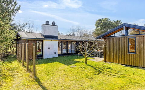 Amarie - 1Km from the Sea: Hus, Hjem, Tag, Boligområde, Sommerhus, Estate, Stuehus, Lawn, Landscaping, Sidespor