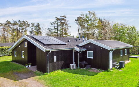 Amiira - 500M from the Sea: Køkken, Countertop, Køkken Apparat, Gulvbelægning, Cabinetry, Indretning, Større Bandage, Etage, Hjem, Møbel