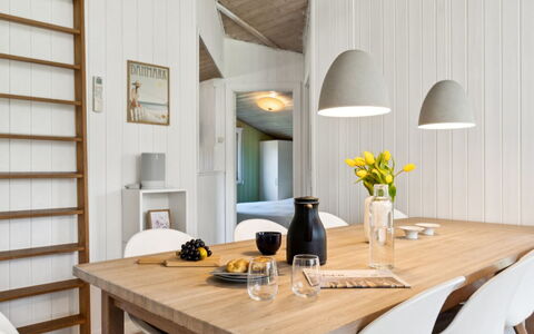 Amiira - 500M from the Sea: Køkken, Countertop, Køkken Apparat, Gulvbelægning, Cabinetry, Indretning, Større Bandage, Etage, Hjem, Møbel