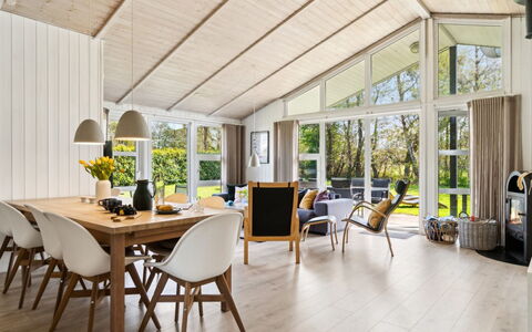 Amiira - 500M from the Sea: Køkken, Countertop, Køkken Apparat, Gulvbelægning, Cabinetry, Indretning, Større Bandage, Etage, Hjem, Møbel
