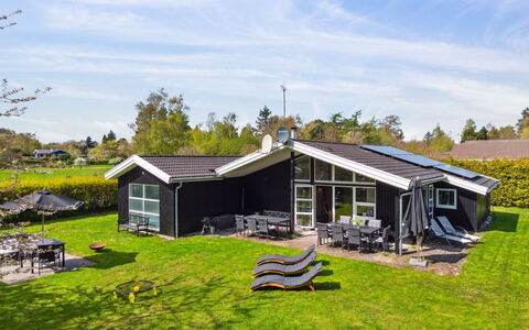 Amiira - 500M from the Sea: Hjem, Boligområde, Hus, Sommerhus, Tag, Land Lot, Sidespor, Have, Estate, Lawn