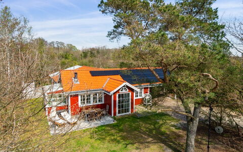 Tarje - 320M from the Sea: Træ, Tag, Arkitektur, Hjem, Hus, Sommerhus, Sidespor, Hårdttræ, Hældning, Estate