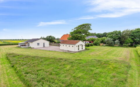 Janin - 400M from the Sea: Blå, Busk, Sommerhus, Bunddække, Have, Estate, Skygge, Landscaping, Stuehus, Eco Hotel