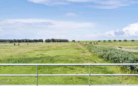 Janin - 400M from the Sea: Blå, Busk, Sommerhus, Bunddække, Have, Estate, Skygge, Landscaping, Stuehus, Eco Hotel