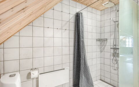 Niesina - 600M to the Fjord: Gulvbelægning, Sanitærarmatur, Etage, Træ, Badeværelse, Indretning, Loft, Vvs, Tap, Håndvask