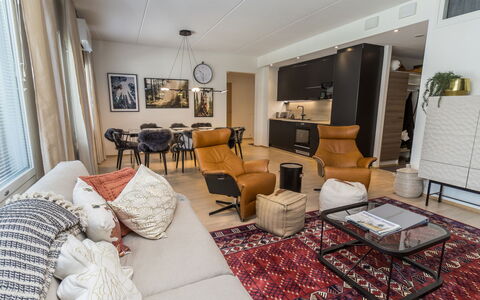 Casa Krogerus Ruka: Møbel, Indretning, Couch, Gulvbelægning, Stue, Etage, Lejlighed, Værelse, Belysning, Hjem