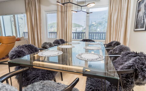 Casa Krogerus Ruka: Møbel, Indretning, Stol, Bord, Træ, Gulvbelægning, Etage, Loft, Køkken & Spisebord, Spisestue