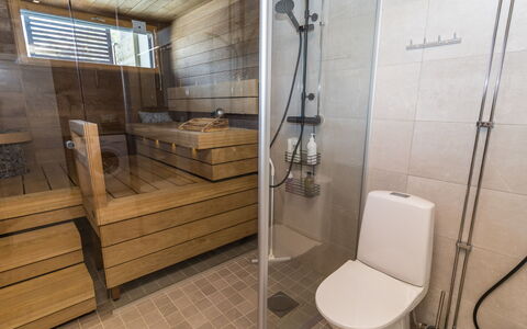 Casa Krogerus Ruka: Gulvbelægning, Etage, Sanitærarmatur, Indretning, Træ, Badeværelse, Vvs, Toilet, Flise, Tap