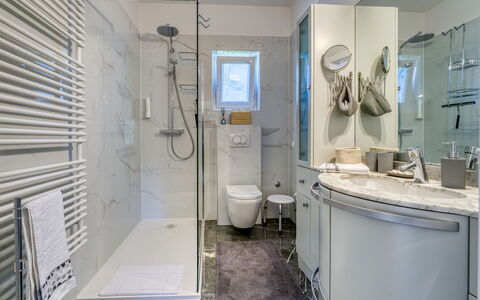 Happy Home Rab: Spejl, Ejendom, Håndvask, Sanitærarmatur, Badeværelse, Tap, Purple, Indretning, Etage
