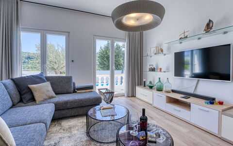 Happy Home Rab: Møbel, Ejendom, Couch, Cabinetry, Bord, Bygning, Indretning, Vindue, Stue, Etage