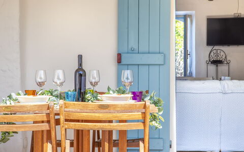 Porto Cervo 702: Bord, Møbel, Plante, Azure, Træ, Vindue, Bygning, Indretning, Arkitektur, Cabinetry