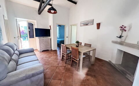 Porto Cervo 702: Gulvbelægning, Møbel, Etage, Couch, Værelse, Stol, Loft, Stue, Kaffebord