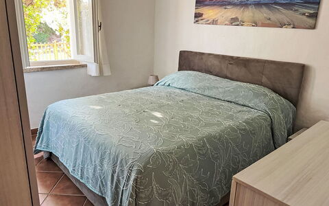 Porto Cervo 702: Seng, Møbel, Sengetøj, Soveværelse, Etage, Sengetøj, Indretning, Gulvbelægning, Træ, Værelse