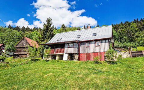 Jizerka: Sky, Himmel, Plante, Ejendom, Bygning, Naturlige Landskab, Træ, Vegetationen, Træ, Græs