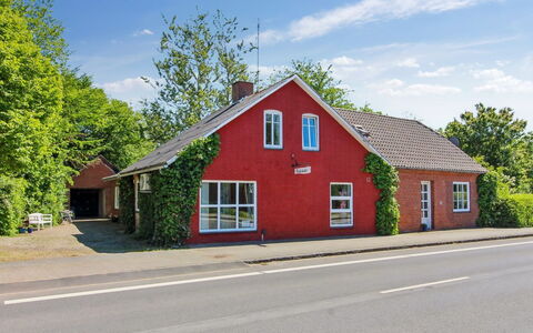 Kiri - 24Km from the Sea: Tag, Hus, Hjem, Sommerhus, Dør, Sidespor, Estate, Lawn, Gård, Veranda