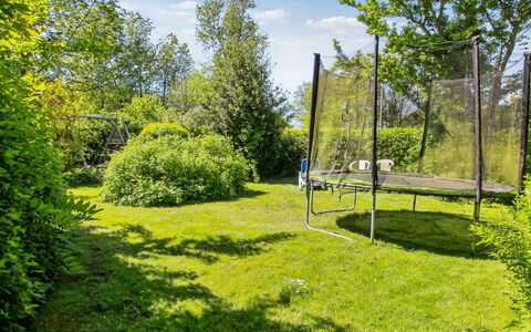 Kiri - 24Km from the Sea: Tag, Hus, Hjem, Sommerhus, Dør, Sidespor, Estate, Lawn, Gård, Veranda