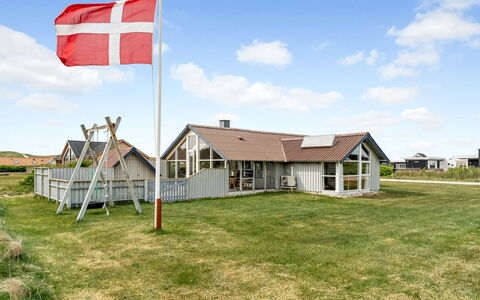 Emppu - 250M from the Sea: Tag, Hjem, Dør, Sommerhus, Skygge, Sidespor, Gård, Estate, Backyard
