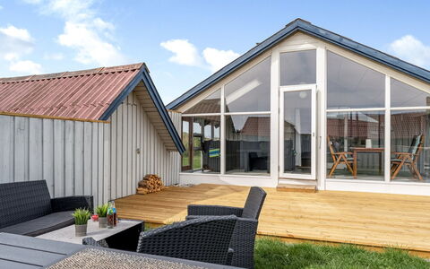 Emppu - 250M from the Sea: Tag, Hjem, Dør, Sommerhus, Skygge, Sidespor, Gård, Estate, Backyard