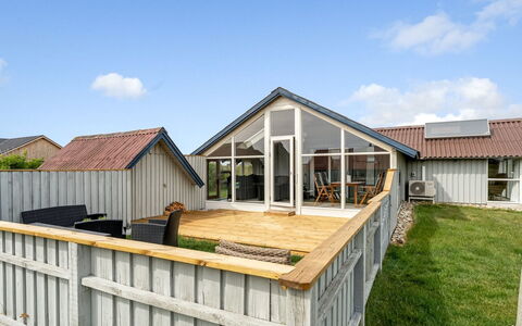 Emppu - 250M from the Sea: Tag, Hjem, Dør, Sommerhus, Skygge, Sidespor, Gård, Estate, Backyard