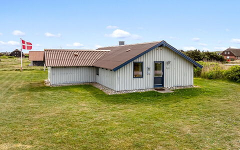 Emppu - 250M from the Sea: Tag, Hjem, Dør, Sommerhus, Skygge, Sidespor, Gård, Estate, Backyard