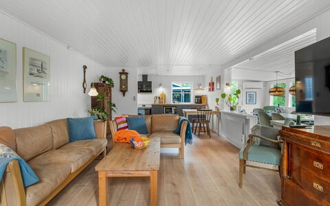 Antonie - 700M from the Sea: Møbel, Træ, Indretning, Loft, Couch, Gulvbelægning, Stue, Trægulve, Hjem, Etage