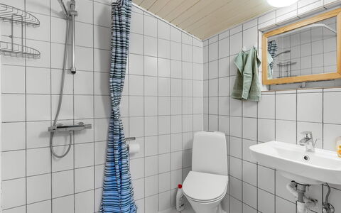 Antonie - 700M from the Sea: Sanitærarmatur, Gulvbelægning, Håndvask, Badeværelse, Indretning, Etage, Toiletbræt, Toilet, Badeværelsesvask, Vvs