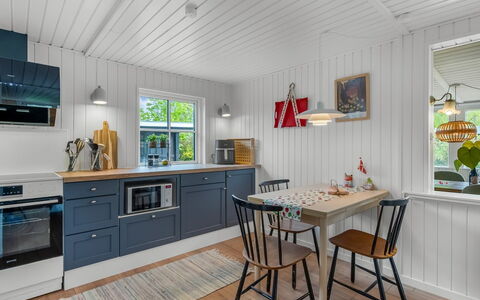 Antonie - 700M from the Sea: Gulvbelægning, Træ, Møbel, Indretning, Etage, Køkken, Loft, Countertop, Trægulve, Hjem