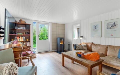 Antonie - 700M from the Sea: Indretning, Gulvbelægning, Møbel, Etage, Træ, Loft, Trægulve, Couch, Værelse, Stue