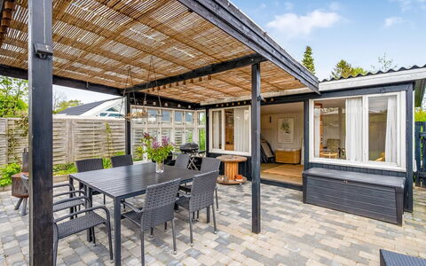 Antonie - 700M from the Sea: Træ, Møbel, Gulvbelægning, Veranda, Udendørs Møbler, Etage, Bord, Stol, Udendørs Bord, Dæk