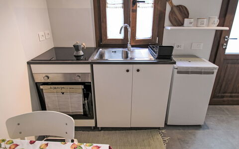 La Casetta: Cabinetry, Køkkenvask, Countertop, Tap, Møbel, Vindue, Håndvask, Bord, Køkken, Sanitærarmatur