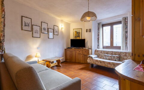 Erica Apartment: Indretning, Møbel, Gulvbelægning, Loft, Etage, Værelse, Couch, Stue, Hårdttræ