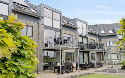 Skade - 10M from the Sea: Svømmepøl, Udendørs Møbler, Møbel, Udvej, Flise, Eco Hotel, Skygge, Stol, Fritid, Estate