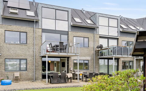 Skade - 10M from the Sea: Svømmepøl, Udendørs Møbler, Møbel, Udvej, Flise, Eco Hotel, Skygge, Stol, Fritid, Estate
