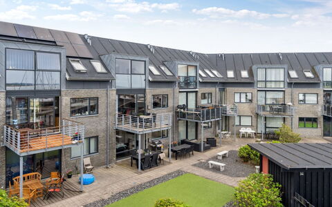 Skade - 10M from the Sea: Svømmepøl, Udendørs Møbler, Møbel, Udvej, Flise, Eco Hotel, Skygge, Stol, Fritid, Estate