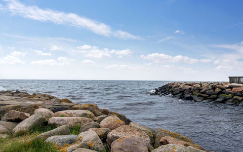 Skade - 10M from the Sea: Svømmepøl, Udendørs Møbler, Møbel, Udvej, Flise, Eco Hotel, Skygge, Stol, Fritid, Estate