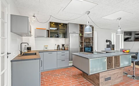 Tonna - from the Sea: Køkken, Møbel, Countertop, Gulvbelægning, Indretning, Cabinetry, Loft, Køkken Apparat, Etage, Større Bandage