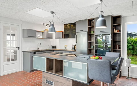 Tonna - from the Sea: Køkken, Countertop, Møbel, Indretning, Gulvbelægning, Cabinetry, Loft, Køkken Apparat, Lysarmatur, Etage