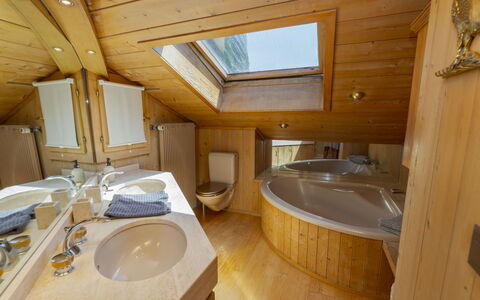 Chalet Rebhalde: Sanitærarmatur, Træ, Indretning, Badekar, Vvs, Etage, Tap, Badeværelse, Håndvask, Bejdse