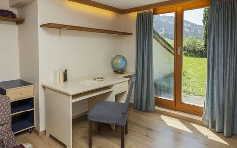 Chalet Rebhalde: Møbel, Indretning, Træ, Værelse, Loft, Etage, Stol, Skrivebord, Bejdse, Skuffe