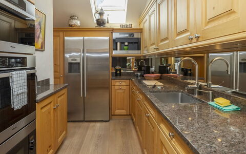 Chalet Rebhalde: Køkken, Countertop, Køkken Apparat, Møbel, Cabinetry, Større Bandage, Indretning, Gulvbelægning, Husholdningsapparat, Træ