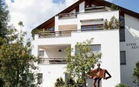 Steil Alva Studios Smit: Bygning, Himmel, Sky, Ejendom, Plante, Vindue, Træ, Arkitektur, Hus, Kvarter
