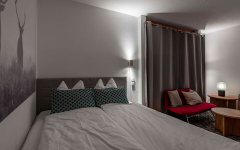 Steil Alva Studios Smit: Møbel, Bygning, Komfort, Træ, Skygge, Indretning, Gulvbelægning, Hus, Bed Frame