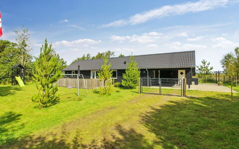 Golubinka - 2.5Km from the Sea: Møbel, Indretning, Gulvbelægning, Etage, Loft, Værelse, Stol, Bord, Lejlighed, Køkken & Spisebord