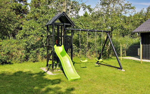 Golubinka - 2.5Km from the Sea: Møbel, Indretning, Gulvbelægning, Etage, Loft, Værelse, Stol, Bord, Lejlighed, Køkken & Spisebord