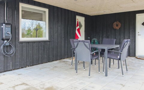 Golubinka - 2.5Km from the Sea: Møbel, Indretning, Gulvbelægning, Etage, Loft, Værelse, Stol, Bord, Lejlighed, Køkken & Spisebord